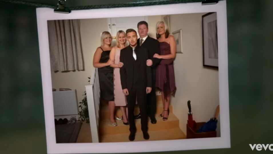 Liam Payne junto a su familia en el videoclip de 'Story of my life' | YouTube