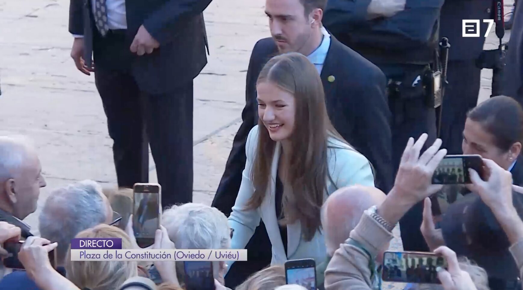 La Princesa Leonor saludando a la gente en la Plaza de la Constitución de Oviedo