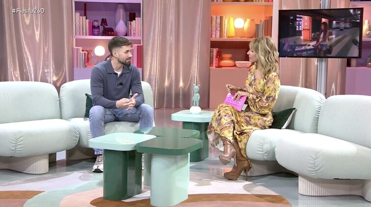 Alejandro Albalá habla con Emma García en el plató de 'Fiesta'/ Foto: telecinco.es