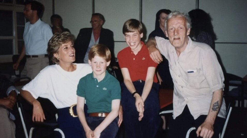 Lady Di con el Príncipe Guillermo y el Príncipe Harry en una visita a un centro para personas sin hogar