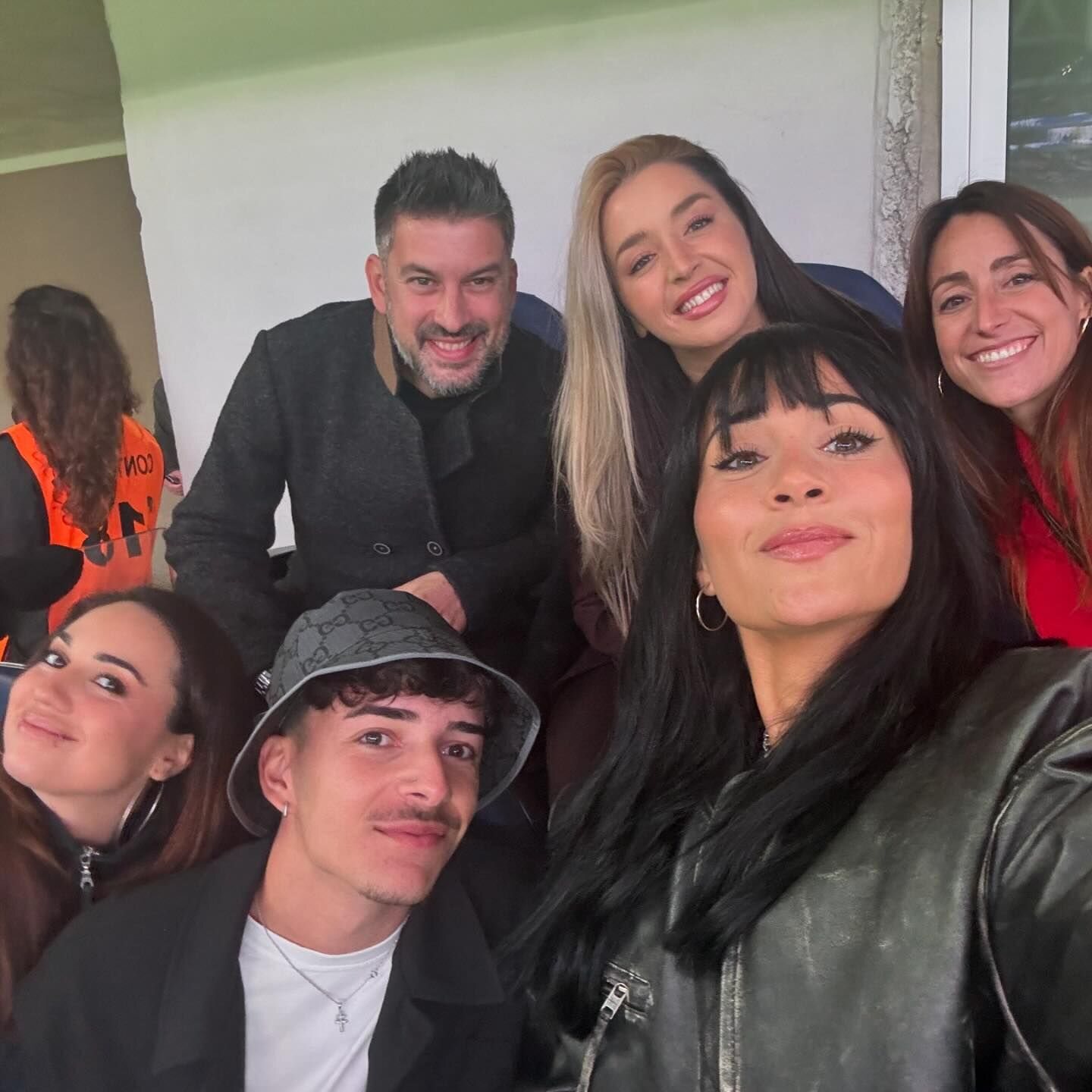 Aitana y Lola Índigo viendo un partido del Real Madrid cuatro días antes de la boda | Foto: Instagram