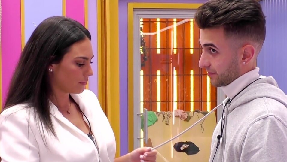 Nerea y Luis discuten en el baño y él mira de reojo a Laura | Foto: telecinco.es