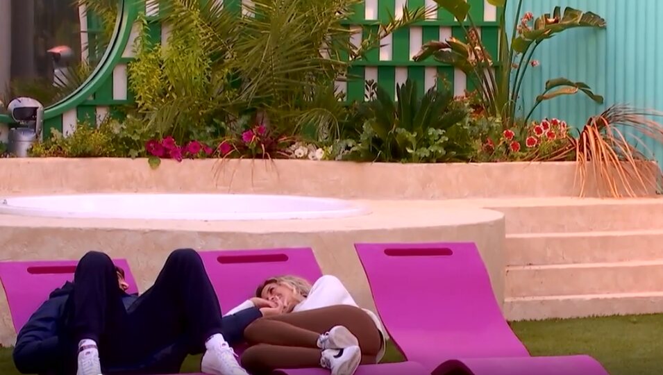 Violeta y Edi en el jardín l Fuente: Telecinco