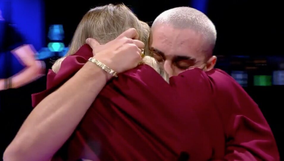 Manu se abraza con Laura tras su 'resurrección'/ foto: telecinco.es 