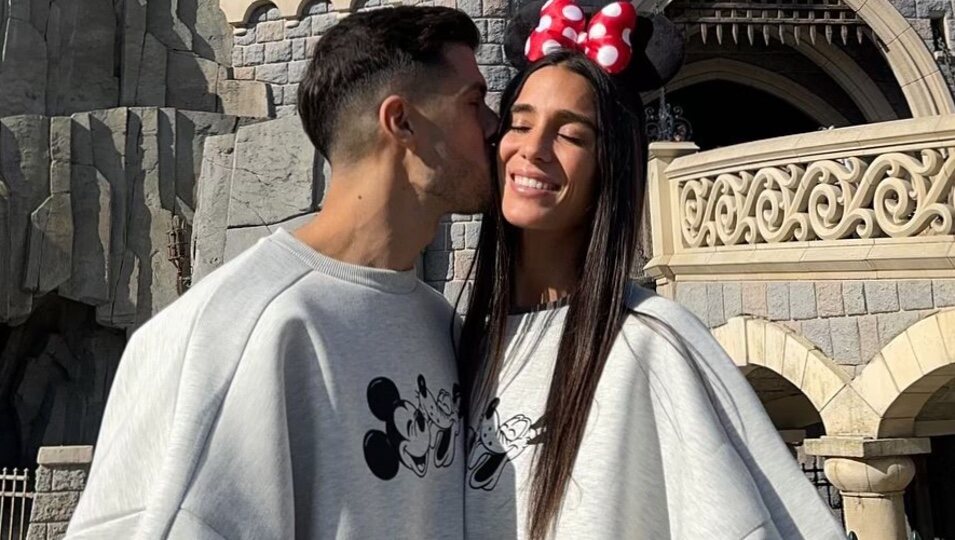 Claudia y Mario en un viaje romántico a Disneylandia