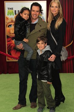 Mark-Paul Gosselaar con su mujer y sus hijos