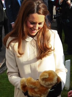 Kate Middleton con un peluche
