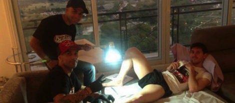 Leo Messi tatuándose las manos de su hijo. Foto: @LEOMESSIFANCLUB