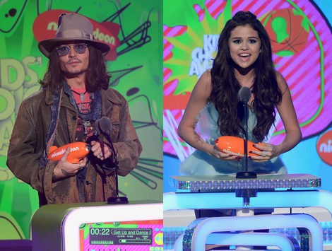 Johnny Depp y Selena Gomez recogiendo los premios