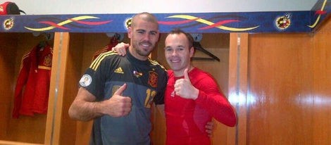 Andrés Iniesta y Víctor Valdés celebran la victoria de España frente a Francia