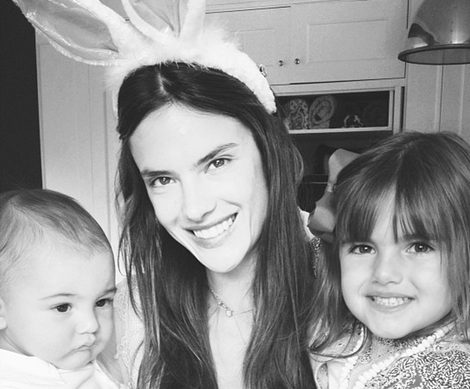 Alessandra Ambrosio celebra el Día de Pascua con sus hijos Anja y Noah / Foto: Twitter