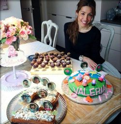 Marta Ortiz con las tartas de su sobrina