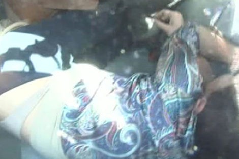 Isabel Pantoja desmayada en el interior de su vehículo | Foto tomada de Telecinco