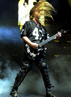 Jeff Hanneman tocando para Slayer