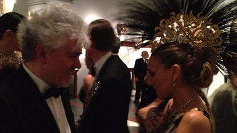 Pedro Almodóvar con Sarah Jessica Parker en la Gala del MET 2013 / Foto: Twitter El Deseo