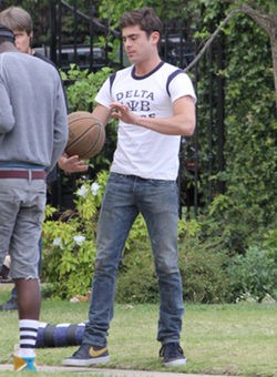 Zac Efron juega a baloncesto en el rodaje de 'Townies'
