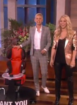 Ellen regala a Shakira una sillita para Milan