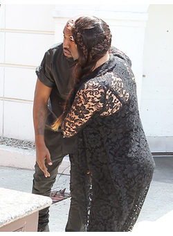 Kim Kardashian consuela a Kanye West