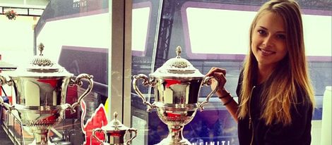 Dasha Kapustina posa junto al trofeo de Fernando Alonso