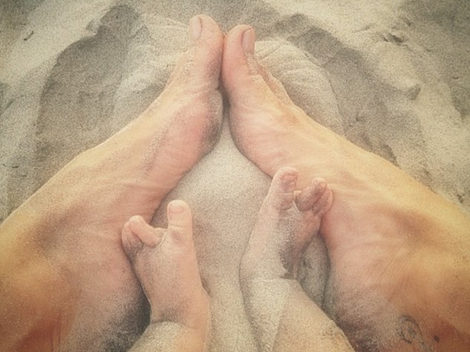 Los pies de Gisele Bündchen y su hija Vivian Lake / Foto: Twitter