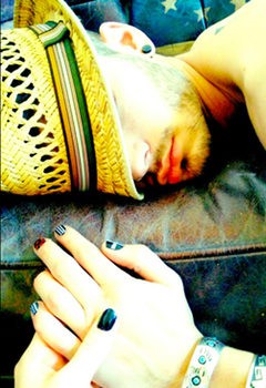 Zayn Malik con las uñas pintadas mientras duerme