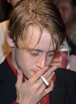 Macaulay Culkin fumandoen el 2001