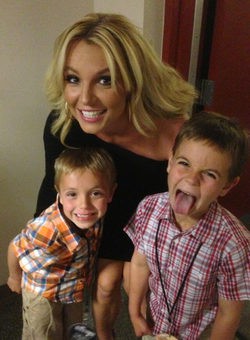 Britney Spears con sus hijos en Twitter