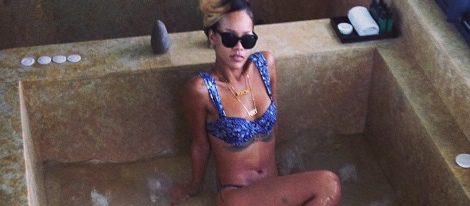 Rihanna posa de forma sensual en un jacuzzi en Marruecos