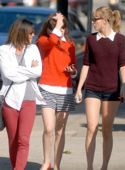 Taylor Swift, Hailee Steinfeld y una amiga paseando