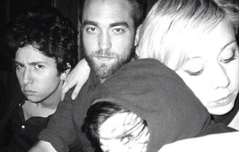 Rober Pattinson con amigos / Instagram