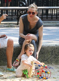 Sienna Miller disfruta en el parque con su hija
