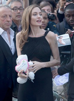 Angelina Jolie firmando autógrafos