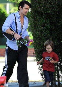Colin Farrell paseando con su hijo Henry