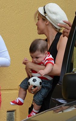 Shakira sujeta a Milan y su pelota de fútbol