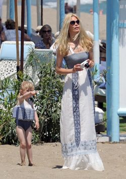 Claudia Schiffer con su hija Cosima Violet en Marbella