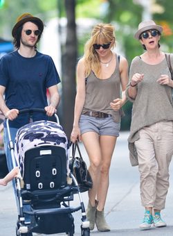 Sienna Miller pasea a su hija Marlowe Sturridge en familia