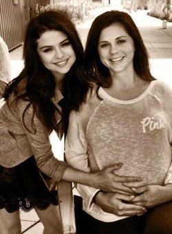 Selena Gomez posa con su madre embarazada