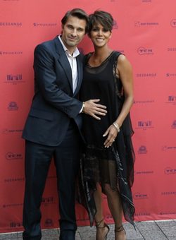 Halle Berry y Olivier Martínez posan en la alfombra roja de París