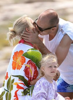 Robben besa apasionadamente a su esposa