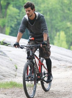 Taylor Lautner en bicicleta durante el rodaje de Tracers