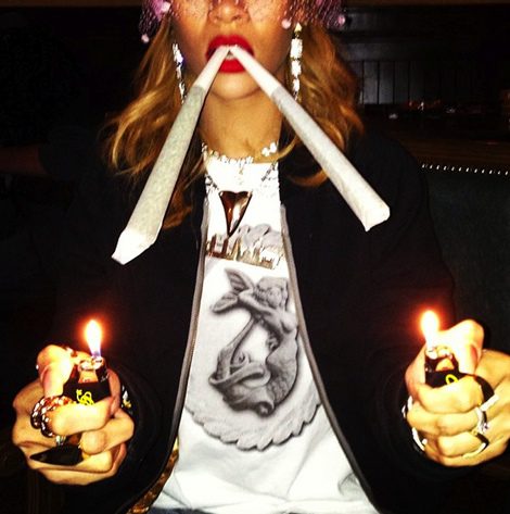 Rihanna enciende dos canutos gigantes de marihuana