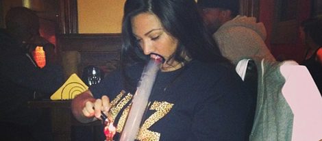 Una amiga de Rihanna fuma en una pipa de agua