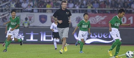 David Beckham jugando al fútbol con unos estudiantes chinos en Hagzhou