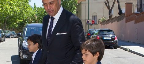 Juan Muñoz llevando a sus hijos a la ceremonia