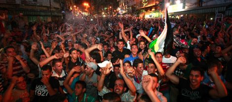 Miles de palestinos salen a la calle en Ramallah para celebrar la victoria de Mohammed Assaf 