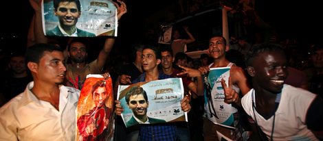 Jóvenes con carteles con la fotografía de Mohammed Assaf 