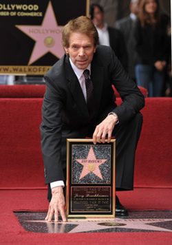 Jerry Bruckheimer con su estrella del Paseo de la Fama