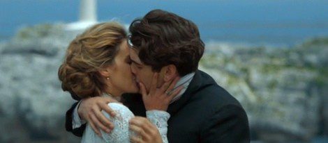 Alicia y Julio besándose en el capítulo final de 'Gran Hotel'