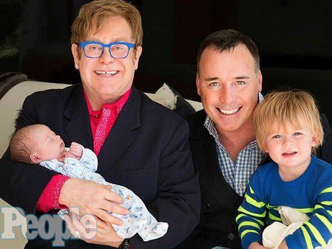 Elton John y David Furnish con sus dos hijos / Foto: People