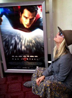 Kaley Cuoco admirando un póster de 'Superman' / Twitter